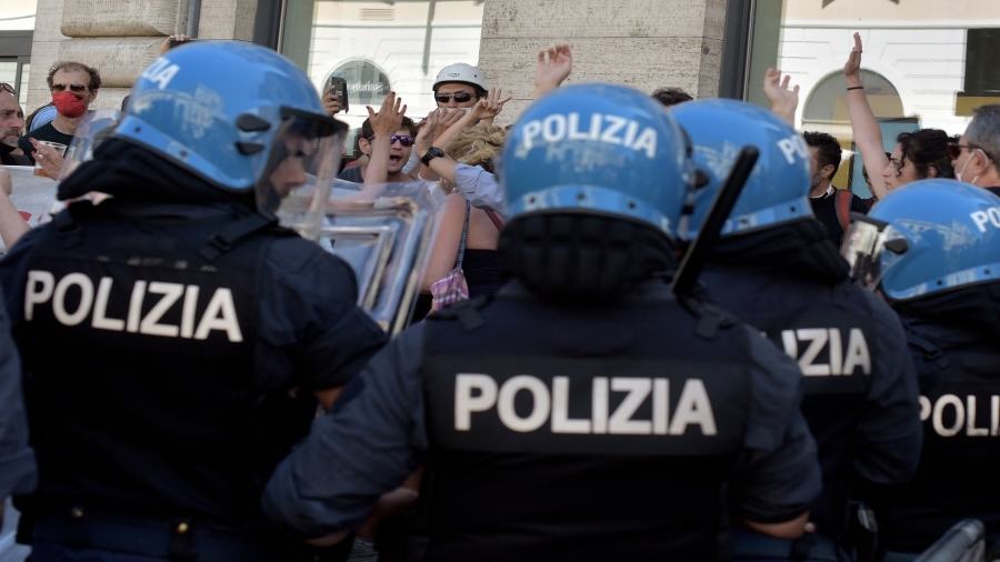 إيطاليا القبض على 5 أشخاص بتهمة تهريب مهاجرين في أوروبا بطائرة خاصة