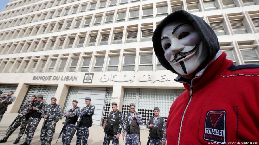 البنوك اللبنانية تغلق أبوابها على خلفية تزايد هجمات المودعين