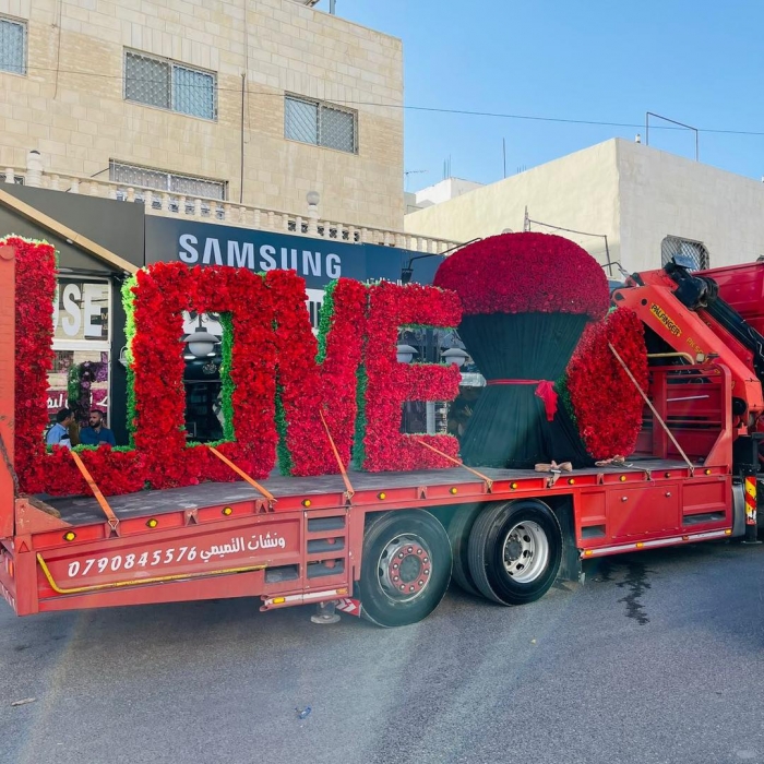 أردنية تهدي زوجها 10 آلاف وردة في عيد ميلاده - صور
