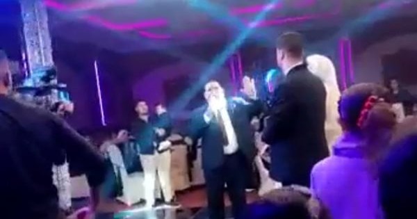 على الميكروفون وأمام الحضور رجل يطلق زوجته خلال حفل زفاف ابنتهما - فيديو