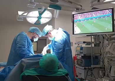 مريض تحت تأثير البنج الموضعي يصر على مشاهدة مباريات كأس العالم من داخل غرفة العمليات