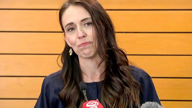 بالدموعرئيسة وزراء نيوزيلندا تعلن بشكل مفاجئ استقالتها