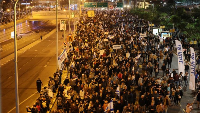 عشرات آلاف الإسرائيليين يتظاهرون ضد حكومة نتنياهو