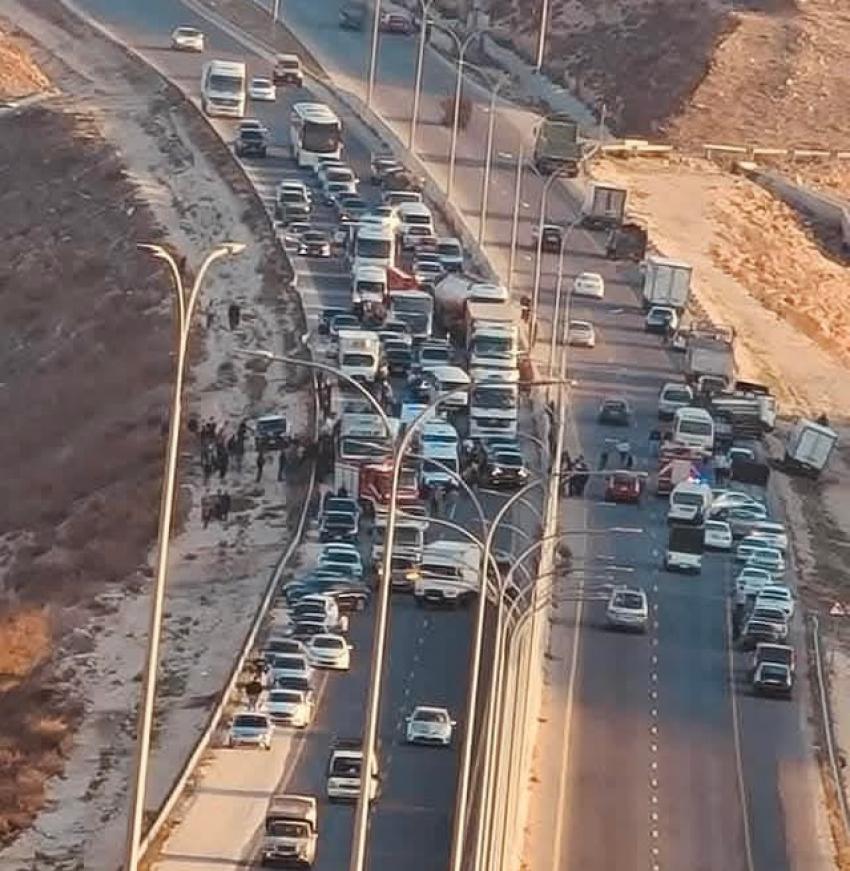 وفاة و14 إصابة بتصادم حافلة وقلاب في إربد