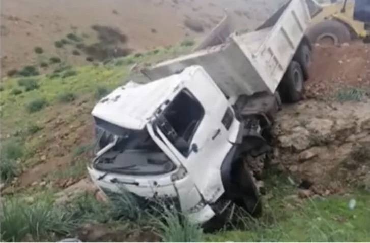 بالفيديو حادث مؤسف.. انقلاب شاحنة وتدهورها على المنحدر