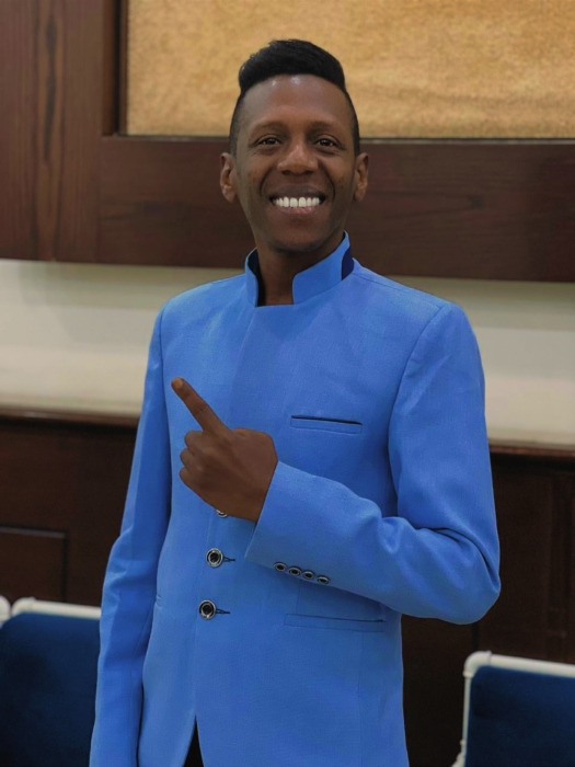 الفنان الأردني أحمد العلي يرد على المتنمرين على لون بشرته