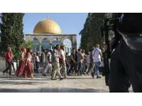 عشرات المستوطنين يقتحمون باحات المسجد الأقصى