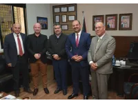 رئيس جامعة البترا يكرّم الإعلامي زيد خليفات تقديرًا لتميّزه المهني