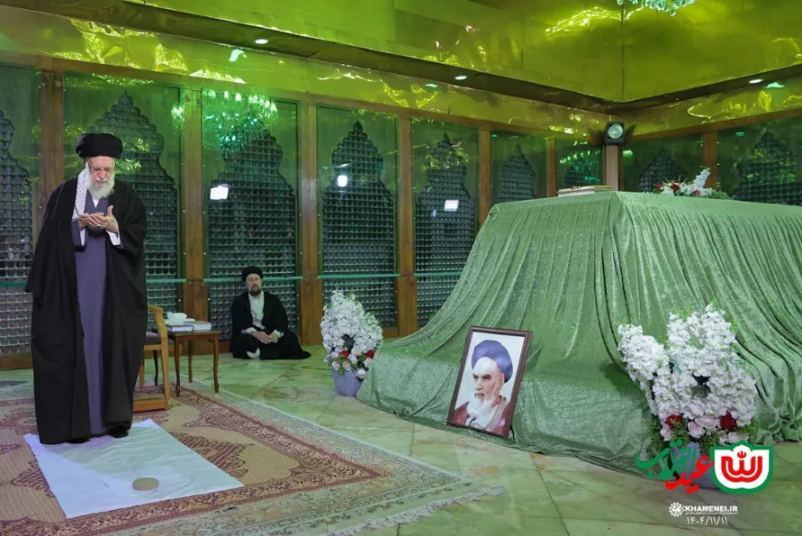 خامنئي يزور مرقد الإمام الخميني