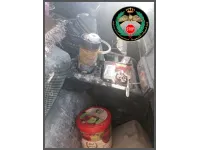 ضبط سائق يدخن الأرجيلة أثناء القيادة على طريق المطار