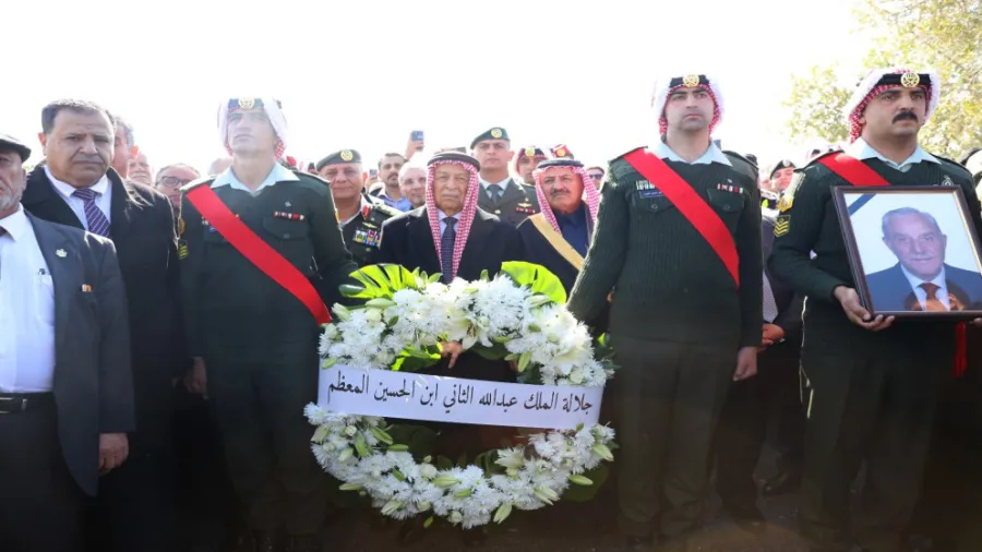 مندوبا عن الملك وولي العهد.. العيسوي يشارك في تشييع جثمان عبيدات 