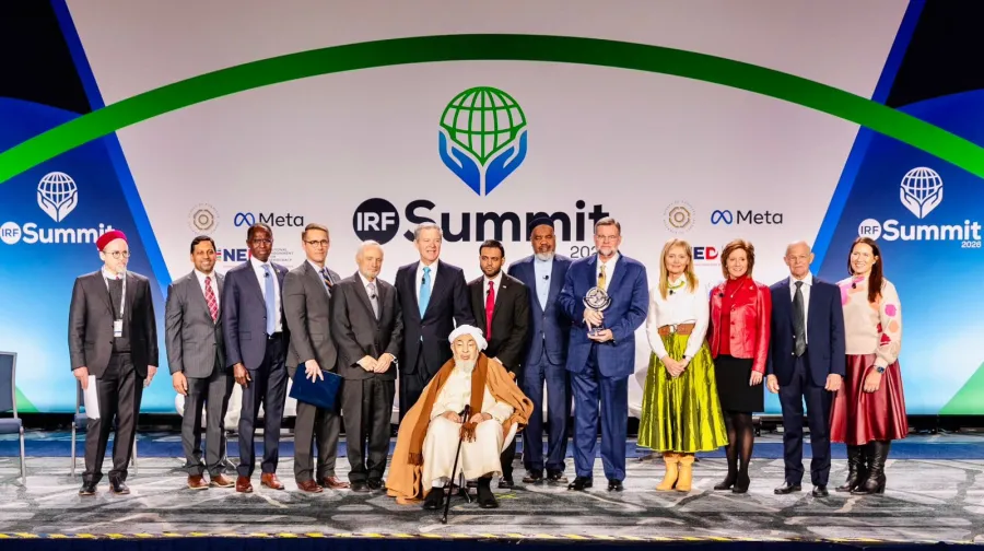 الشيخ بن بيّه يفوز بجائزة “صُنّاع السلام” في نسختها الأولى بواشنطن تقديراً لجهوده العالمية في ترسيخ ثقافة السِّلم