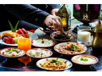 ماذا يفعل من رأى شخصًا في رمضان يأكل أو يشرب عامدًا مجاهرًا بفطره؟