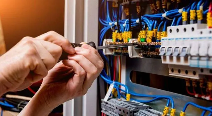 فصل الكهرباء من الـ 9 صباحا إلى 3 عصرا عن مناطق في الأردن -أسماء