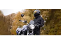 معجزة على الطريق.. سائق دراجة ينجو من حادث صعب (فيديو)