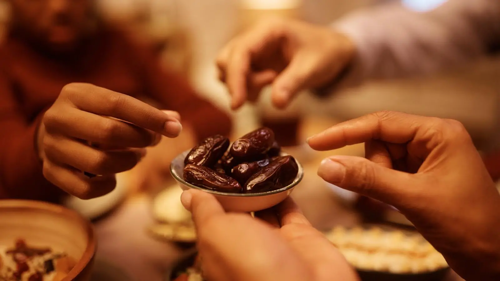 هل تواصل الأكل مع صوت "الله أكبر"؟ احذر.. صيامك قد يكون باطلا في هذه الحالة