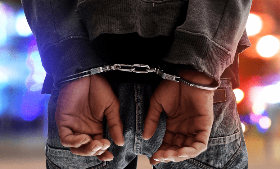 بعد ضبطه متلبسا.. تخفيض عقوبة تاجر مخدرات لمنحه فرصة ثانية بالحياة