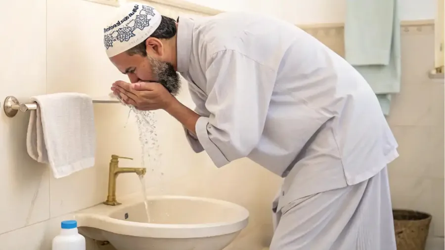 قطرة ماء قد تفسد يومك.. متى يبطل وضوؤك صيامك في شهر رمضان؟