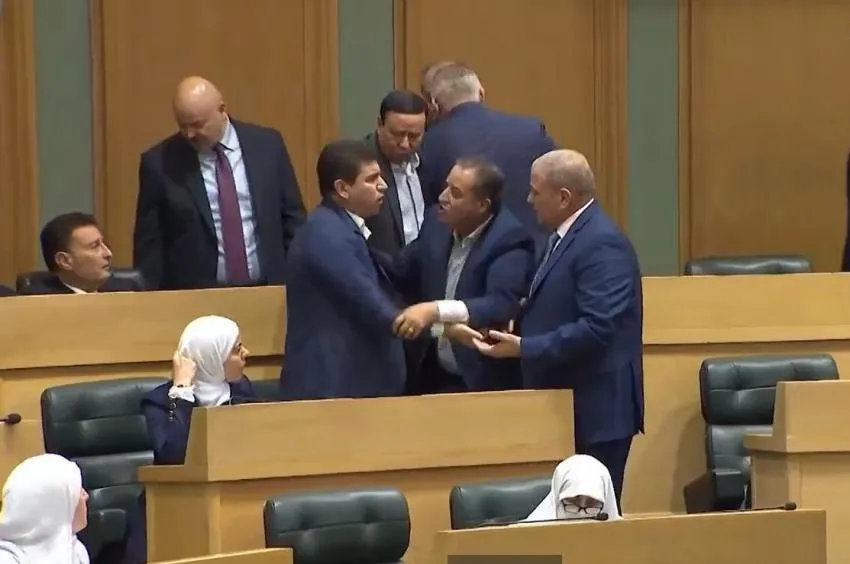 القاضي للنواب: "إلي مش عاجبه يغادر"