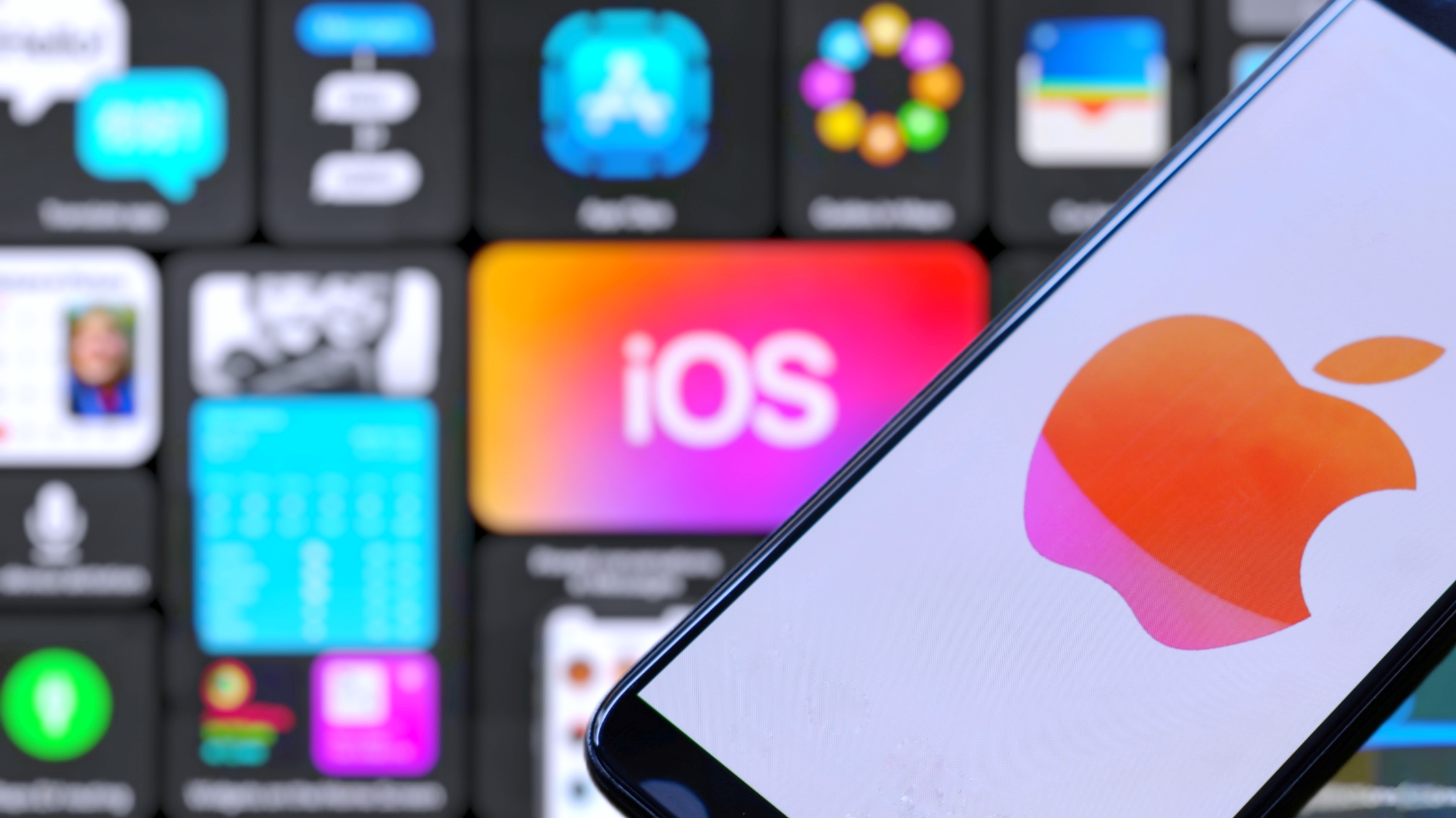 ابل تسعى لتحسين بطارية هواتف ايفون مع نظام iOS 18