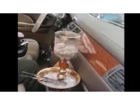 ضبط سائق يدخن الارجيلة أثناء القيادة