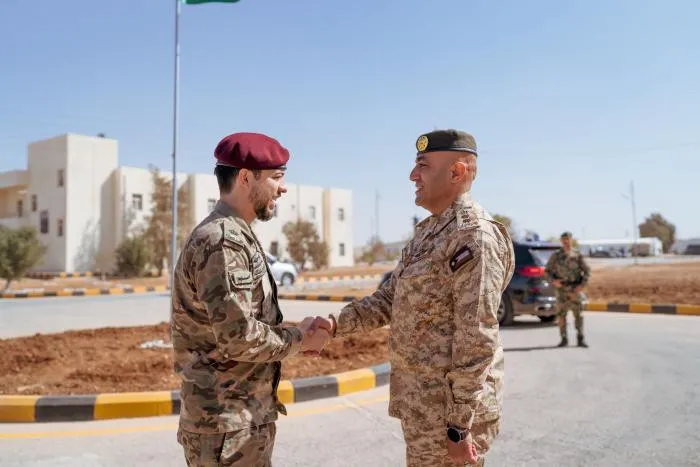 ولي العهد يزور مركز تدريب خدمة العلم في معسكر شويعر