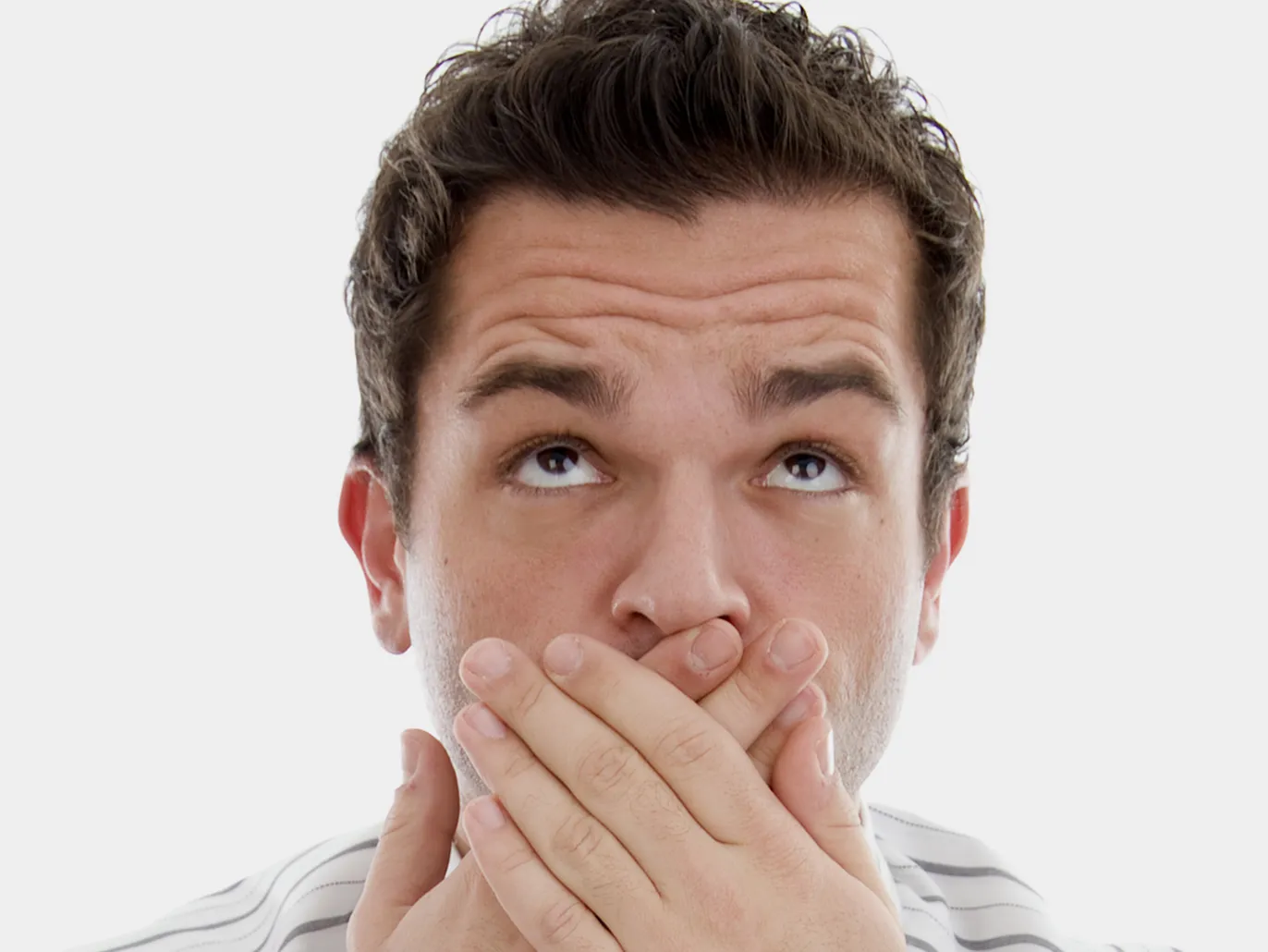 اسباب رائحة الفم الكريهة: متى تستدعي زيارة الطبيب؟