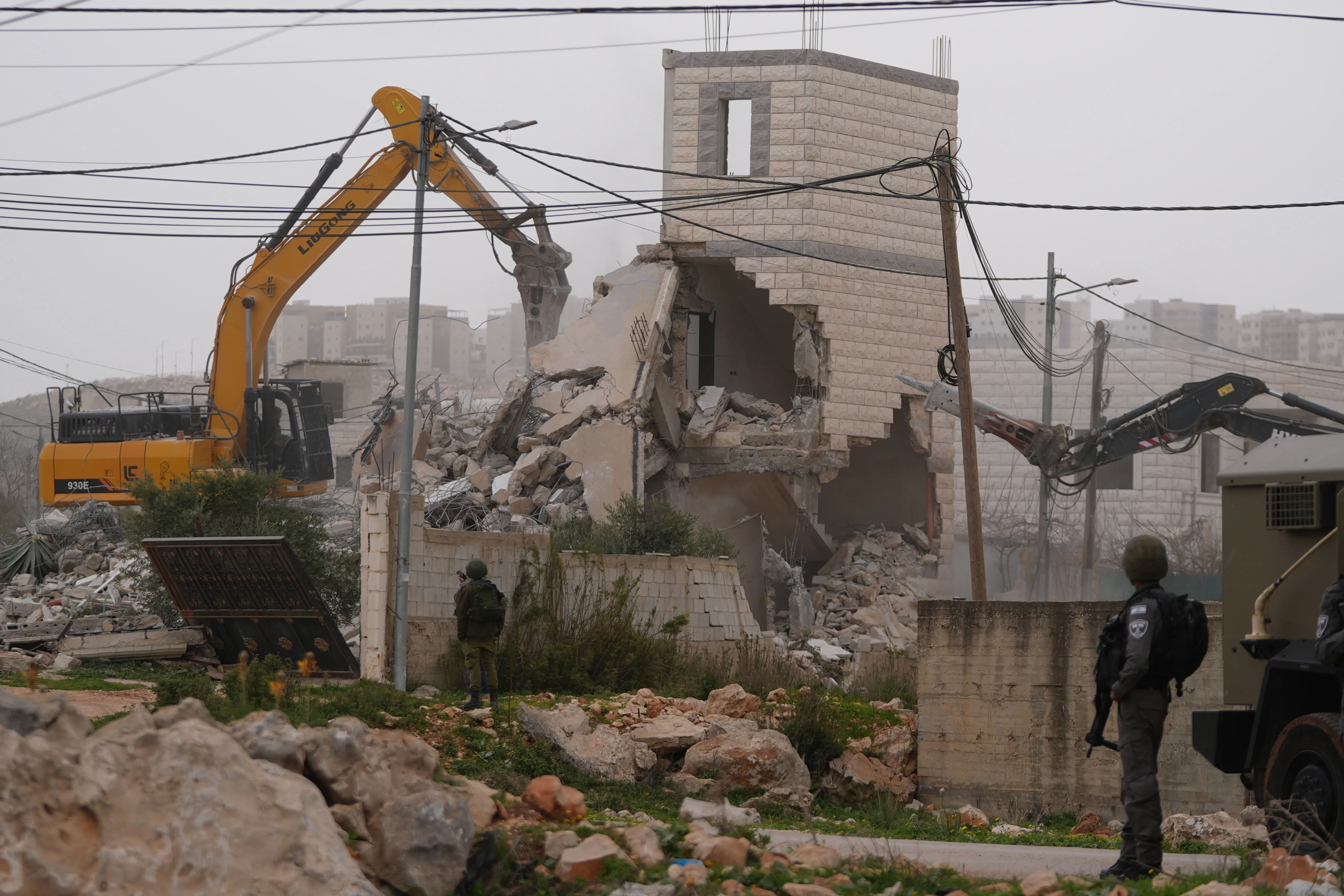 الضفة الغربية على صفيح ساخن: مقتل طفل وتفجير منزل في جنين