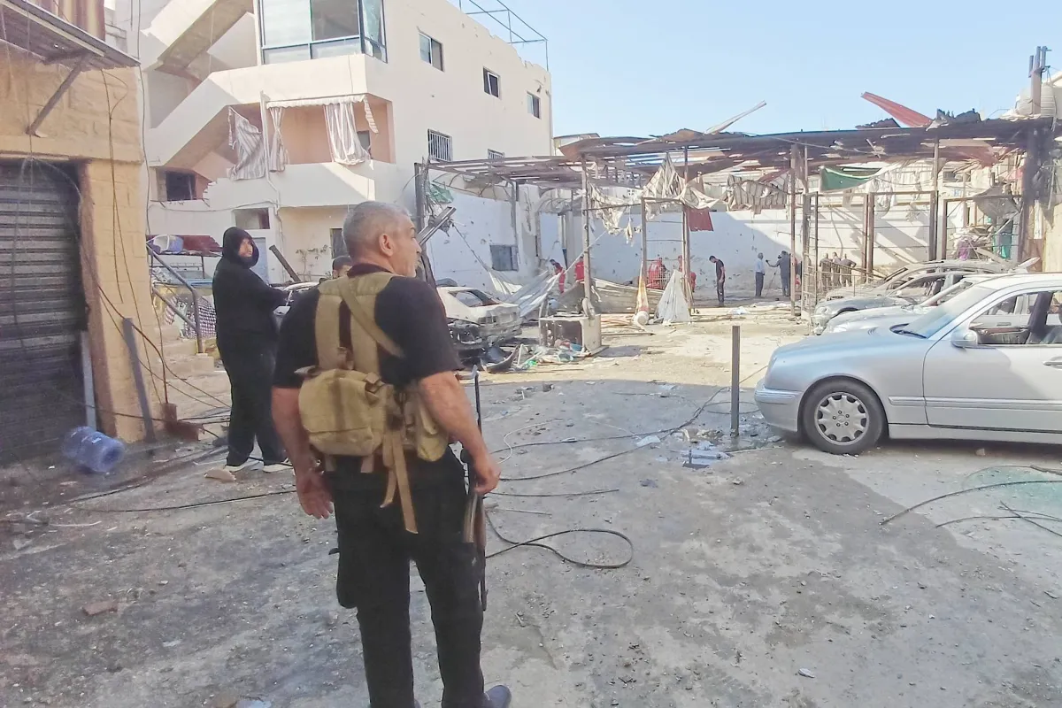 غارة اسرائيلية تستهدف مخيم عين الحلوة وتصاعد التوتر جنوب لبنان