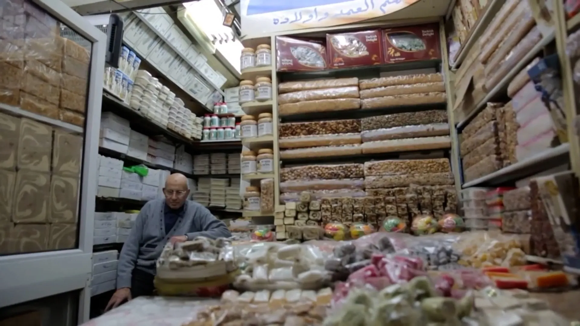 حلاوة العمد: عبق التاريخ يفوح من اقدم متجر بالقدس