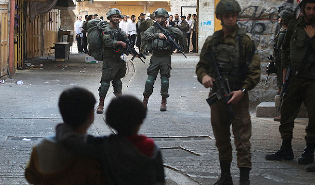 تصاعد التوتر: اصابات في نابلس والخليل جراء اعتداءات الاحتلال والمستوطنين